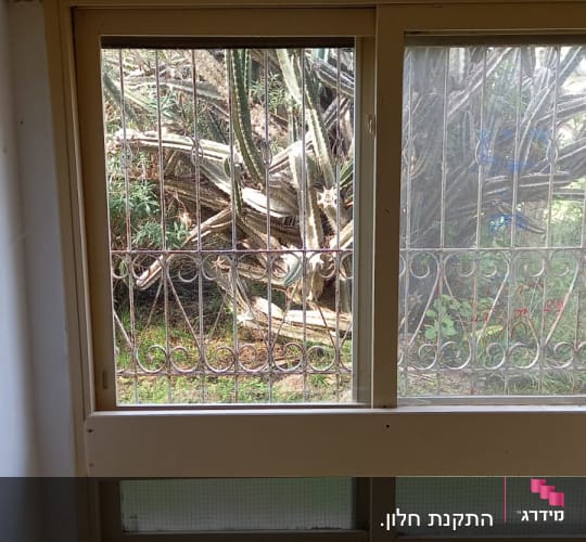 חלון זכוכית עם סורגי מתכת